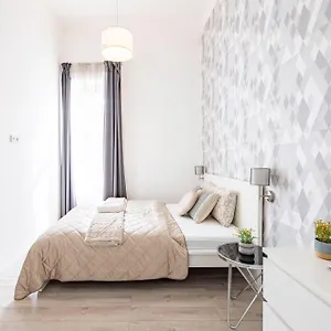 Deluxe Grand W/ 5 Bedrms Apartament